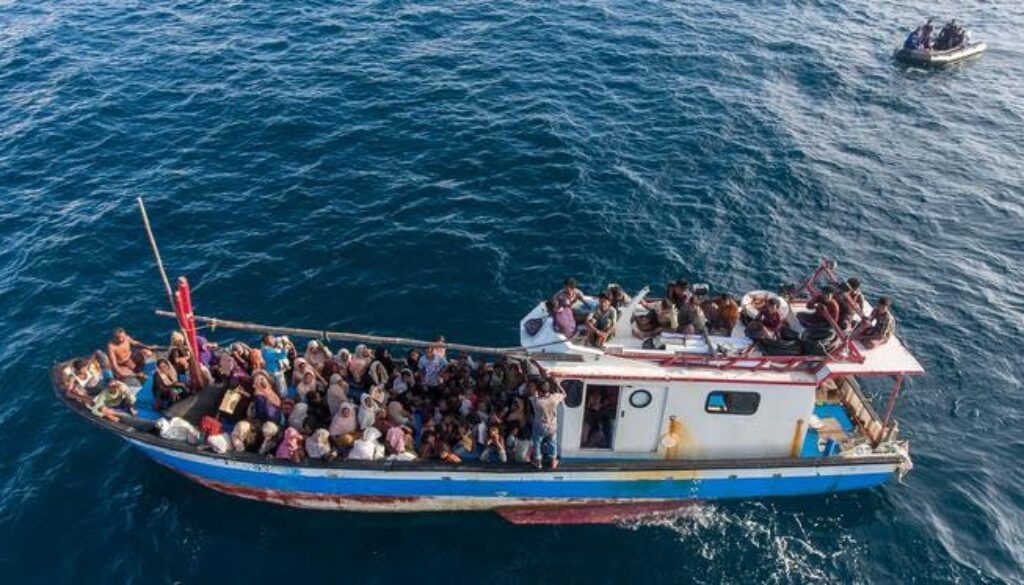 077052800_1593022307-20200625-Potret-Puluhan-Pengungsi-Rohingya-Saat-Terdampar-di-Pantai-Aceh-4