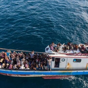 077052800_1593022307-20200625-Potret-Puluhan-Pengungsi-Rohingya-Saat-Terdampar-di-Pantai-Aceh-4