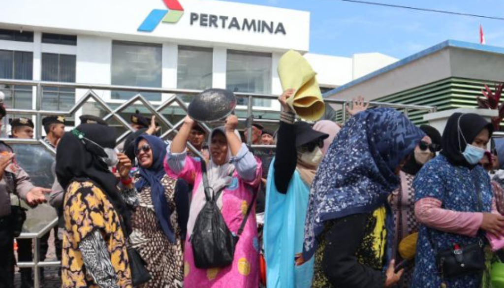 BREAKING-NEW-Emak-emak-Berdaster-Serbu-Kantor-Cabang-Pertamina-Banda-Aceh