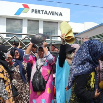 BREAKING-NEW-Emak-emak-Berdaster-Serbu-Kantor-Cabang-Pertamina-Banda-Aceh