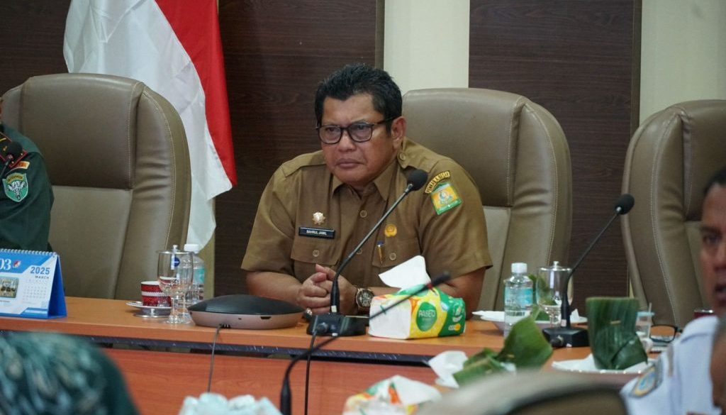 Plt Sekda Aceh Besar Bahrul Jamil S.Sos., M.Si bersama unsur Forkopimda dan Ka OPD mengikuti Rakor Pengendalian Inflasi Daerah di Aula Lantai 3 Kantor Bupati Aceh Besar Kota Jantho, Senin(28/04/2025). FOTO/MC ACEH BESAR