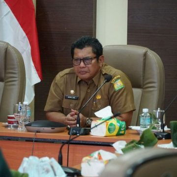 Plt Sekda Aceh Besar Bahrul Jamil S.Sos., M.Si bersama unsur Forkopimda dan Ka OPD mengikuti Rakor Pengendalian Inflasi Daerah di Aula Lantai 3 Kantor Bupati Aceh Besar Kota Jantho, Senin(28/04/2025). FOTO/MC ACEH BESAR